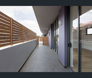 Sophisticated Top-Floor Living Near Darling Harbour - Photo 5