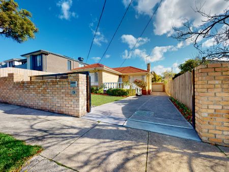 SPACIOUS FAMILY HOME IN A PRIZED - Photo 3