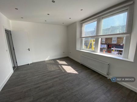 4 bedroom flat to rent - Photo 2