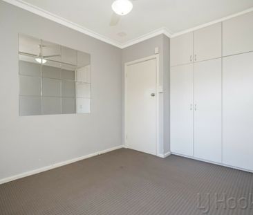 Renovated 2 Bedroom Apartment - Photo 2