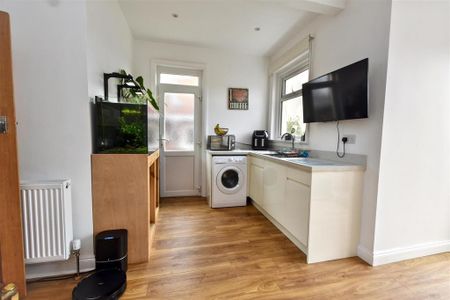 3 bedroom semi-detached house to rent - Photo 4
