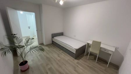 Apartament cu 3 camere in zona Tractorul - Fotografie 3