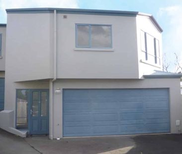 3 Bedrooms, 2 Bathrooms in City - Photo 2