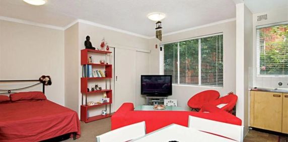 Spacious Studio Apartment In Prime Location - Photo 2