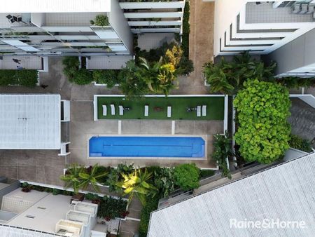 Spacious Modern Apartment in the Heart of Indooroopilly - Photo 2