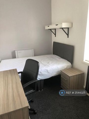 6 bedroom end of terrace house to rent - Photo 2