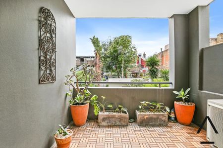 Modern, Newly Renovated Apartment in the Heart of Redfern - Photo 2