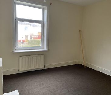 2 bedroom end of terrace house to rent - Photo 3