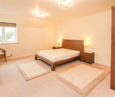 2 bed flat to rent in Harefield Road, Uxbridge, UB8 - Photo 2