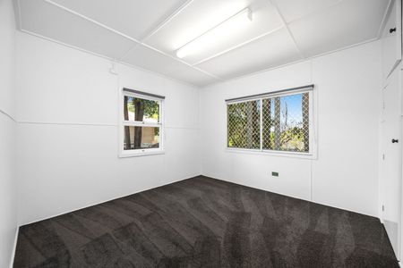 Charming home is ready for its next tenants to enjoy! - Photo 3