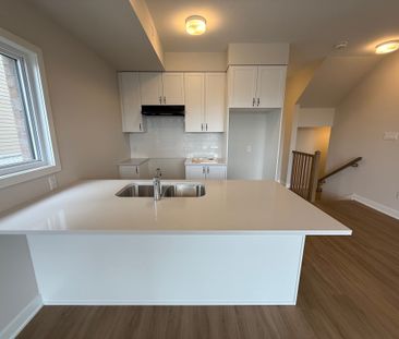 For Lease - 300 Mishi Private, Manor Park - Cardinal Glen and Area,... - Photo 5