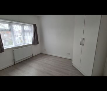 4 Bed Terraced House, Wakemans Hill Avenue, NW9 - Photo 4