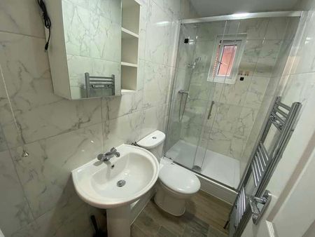 Cranbrook Road Ilford, IG1 - Photo 3