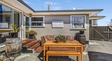 3-bedroom Gem in Onekawa - Photo 4