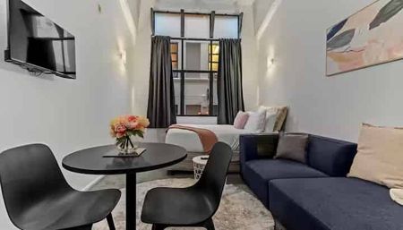 Fully Furnished CBD Studio – Walk to Queen Street - Photo 3