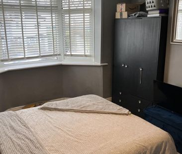 George V Avenue, Worthing, West Sussex - Photo 3