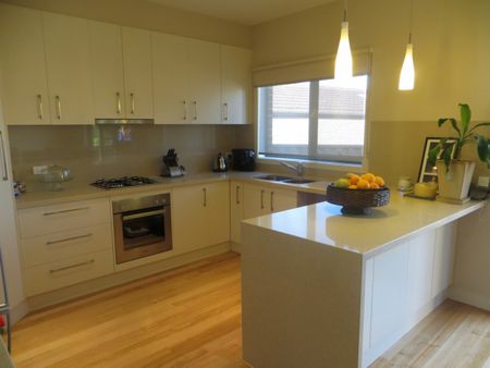 2/2 Rhonda Street, Mount Waverley VIC 3149 - Townhouse For Rent | Domain - Photo 3