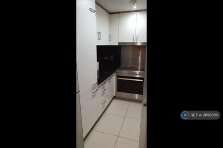 1 bedroom in a flat share to rent - Photo 4