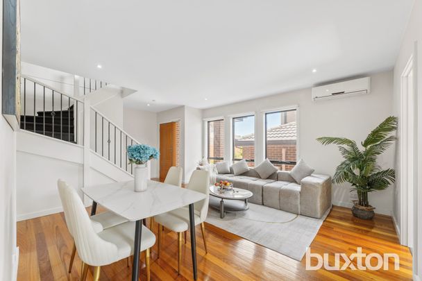 Stylish & Spacious Townhouse in Prime Doncaster Location - Photo 1