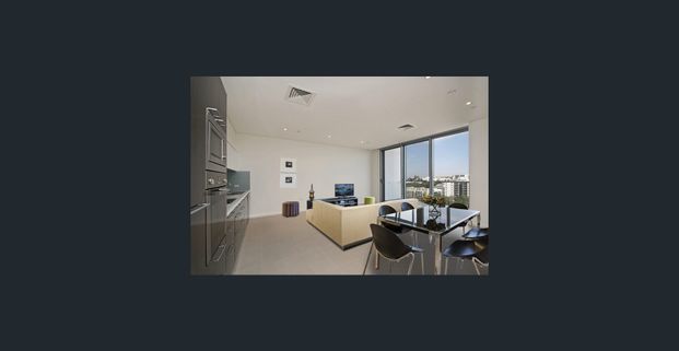 SUPERBLY APPOINTED EXECUTIVE STYLE APARTMENT - Photo 1