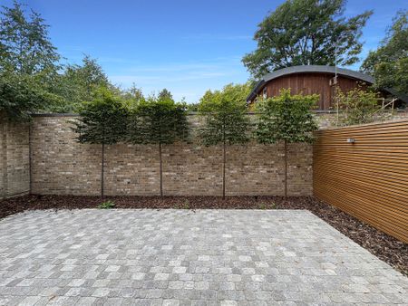 Tucked discreetly away from one of Cambridge’s most distinguished roads lies an exclusive collection of just six newly built residences, each crafted with meticulous attention to detail. - Photo 2