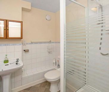 5 bedroom end of terrace house to rent - Photo 3