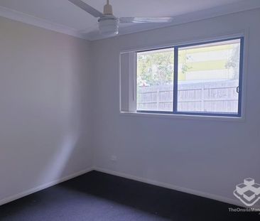 Spacious Three-Bedroom Townhouse in a Secure Gated Complex – 6-Mont... - Photo 2
