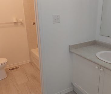 For Lease - 3413 Angel Pass Drive, Mississauga, Ontario - Photo 5