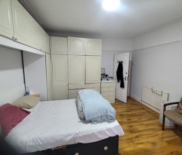 Room in a Shared House, Beaufort Gardens, IG1 - Photo 1