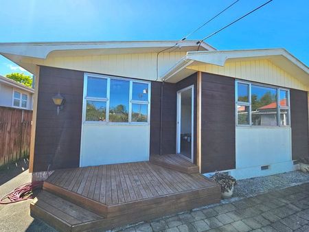 Warm, modern & spacious – your new Lansdowne home - Photo 5