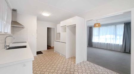 Beautifully renovated 3-bedroom family home. - Photo 5