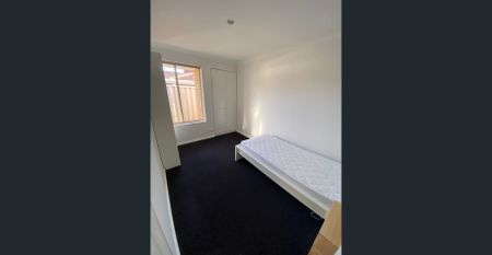 Freshly renovated bedroom in a stunning home in Stratton for rent - Photo 2