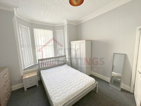 8 Bedroom Mid Terraced House - Photo 2