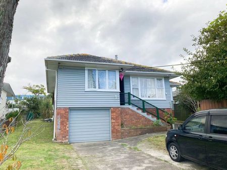Fully fenced and gated family home - Photo 4