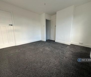 3 bedroom end of terrace house to rent - Photo 2