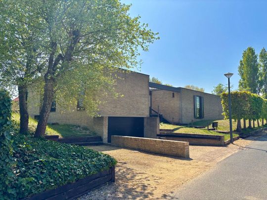 Bijzondere modernistische Villa te huur residentieel gelegen - Photo 1