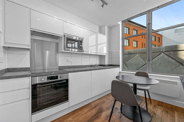 A newly refurbished one bedroom apartment in a convenient City location - Photo 1