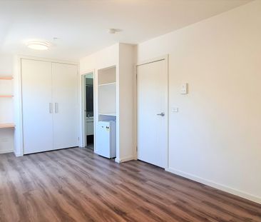 Single room in rooming house - Prime location! - Photo 4