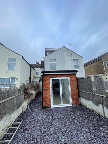 Ensuite Room, Queens Road, PO2 - Photo 2