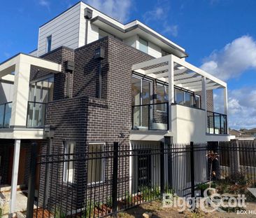 Spacious Three-Bedroom Townhouse for Lifestyle Living - Photo 4