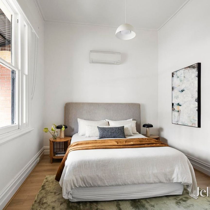 Wide-frontage residence in coveted garden setting - Photo 1