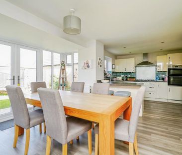 4 bedroom detached house to rent - Photo 3