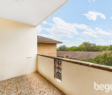 IMMACULATE WITH SUNNY LEAFY OUTLOOK IN CONVENIENT SETTING CLOSE TO ... - Photo 4