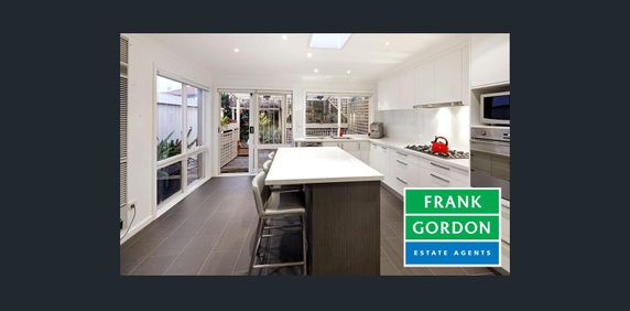 Great Family Home - Moments to the Beach, Parklands and Shops - Photo 2