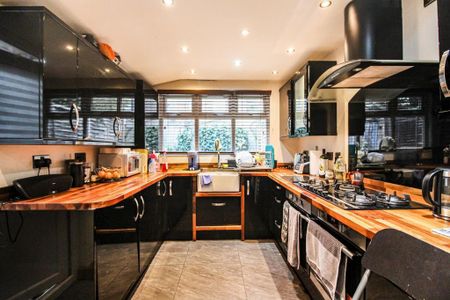 1 bedroom in a house share to rent - Photo 2