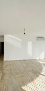 Stunning 5-Room Residence with Sunlit Balcony & Private Garage - Photo 1