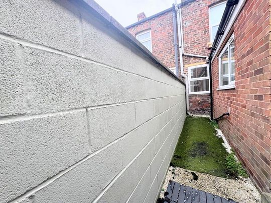 2 bedroom terraced house to rent - Photo 1