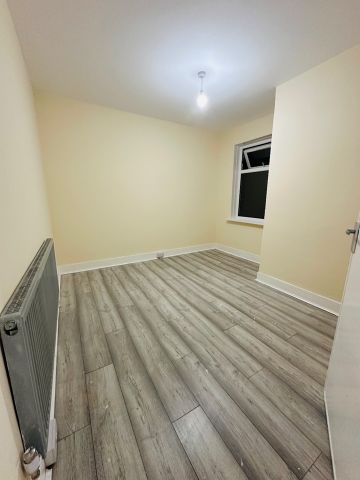 3 Bed Flat, Dersingham Avenue, E12 - Photo 2