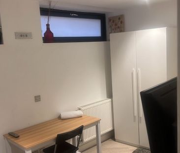 2 Bed Flat, London, WC1H - Photo 1