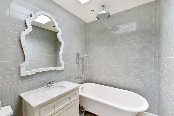 Palace Gardens Terrace, Kensington and Chelsea, London, W8 - Photo 1